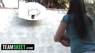 London Keyes' Humid Snatch Prizes Her For A Hoops Win!